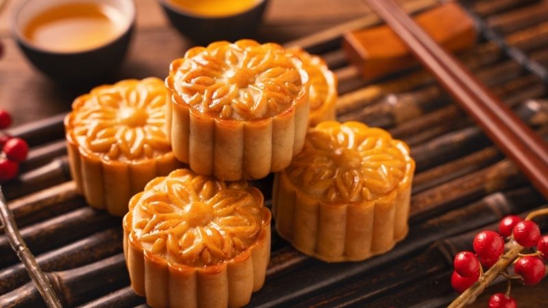 Trung bình một bánh trung thu 200gram có khoảng 900 calo