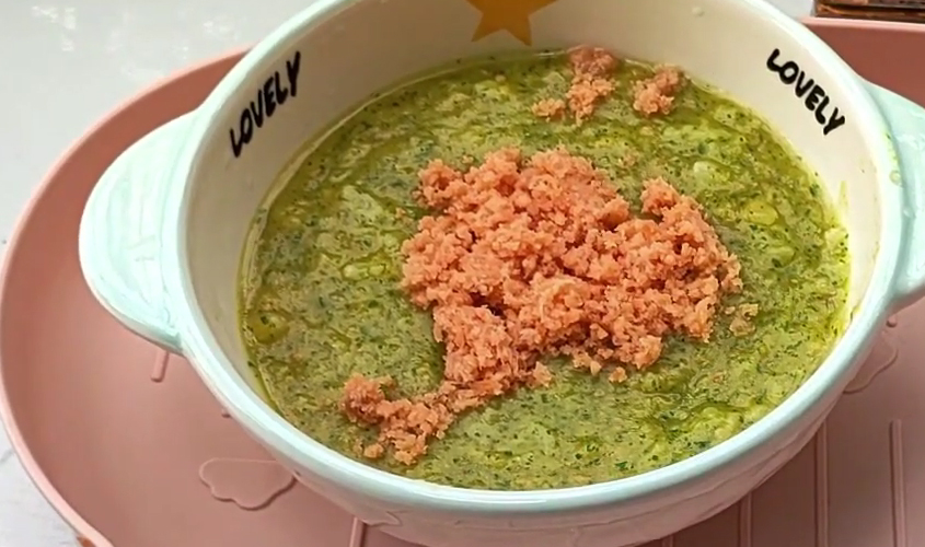 Cháo cá hồi bí đỏ rau cải ngọt cho bé ăn dặm