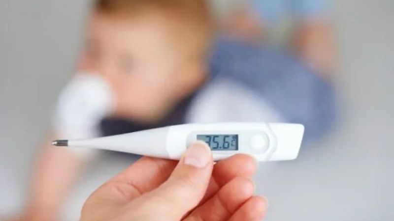 Trẻ hạ nhiệt độ bất thường có thể là dấu hiệu của hạ đường huyết