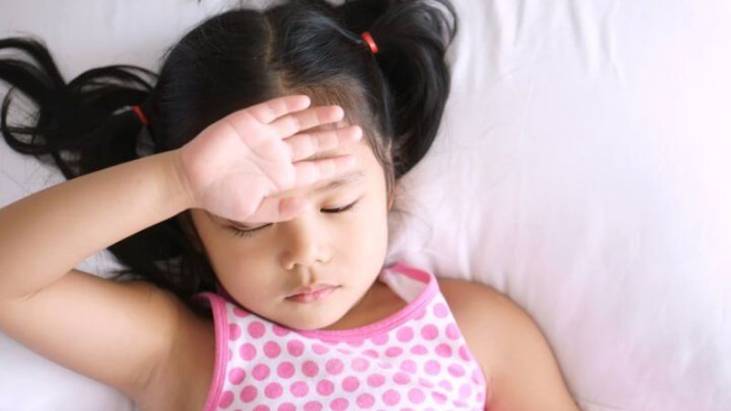 Khi trẻ mệt mỏi, cha mẹ nên đưa trẻ đến các cơ sở y tế để được điều trị
