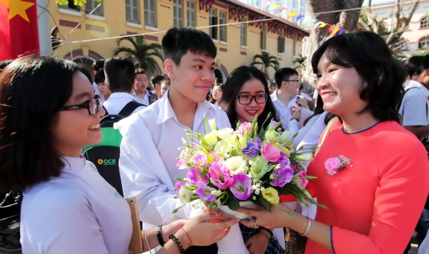 Gửi tặng thầy cô lẵng hoa cùng lời chúc ý nghĩa