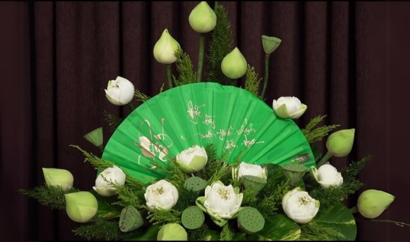 Giỏ sen trắng hình quạt sang trọng