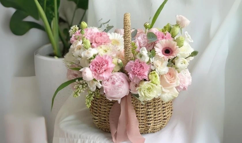 Giỏ hoa hồng nhẹ nhàng cho ngày 20/11