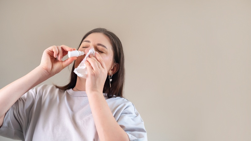 Bạn c&oacute; thể rửa mũi hằng ng&agrave;y để ngăn ngừa nước mũi m&agrave;u v&agrave;ng t&aacute;i ph&aacute;t