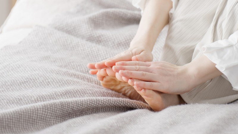 Tay ch&acirc;n lạnh l&agrave; t&igrave;nh trạng b&agrave;n tay, b&agrave;n ch&acirc;n c&oacute; cảm gi&aacute;c lạnh hơn b&igrave;nh thường