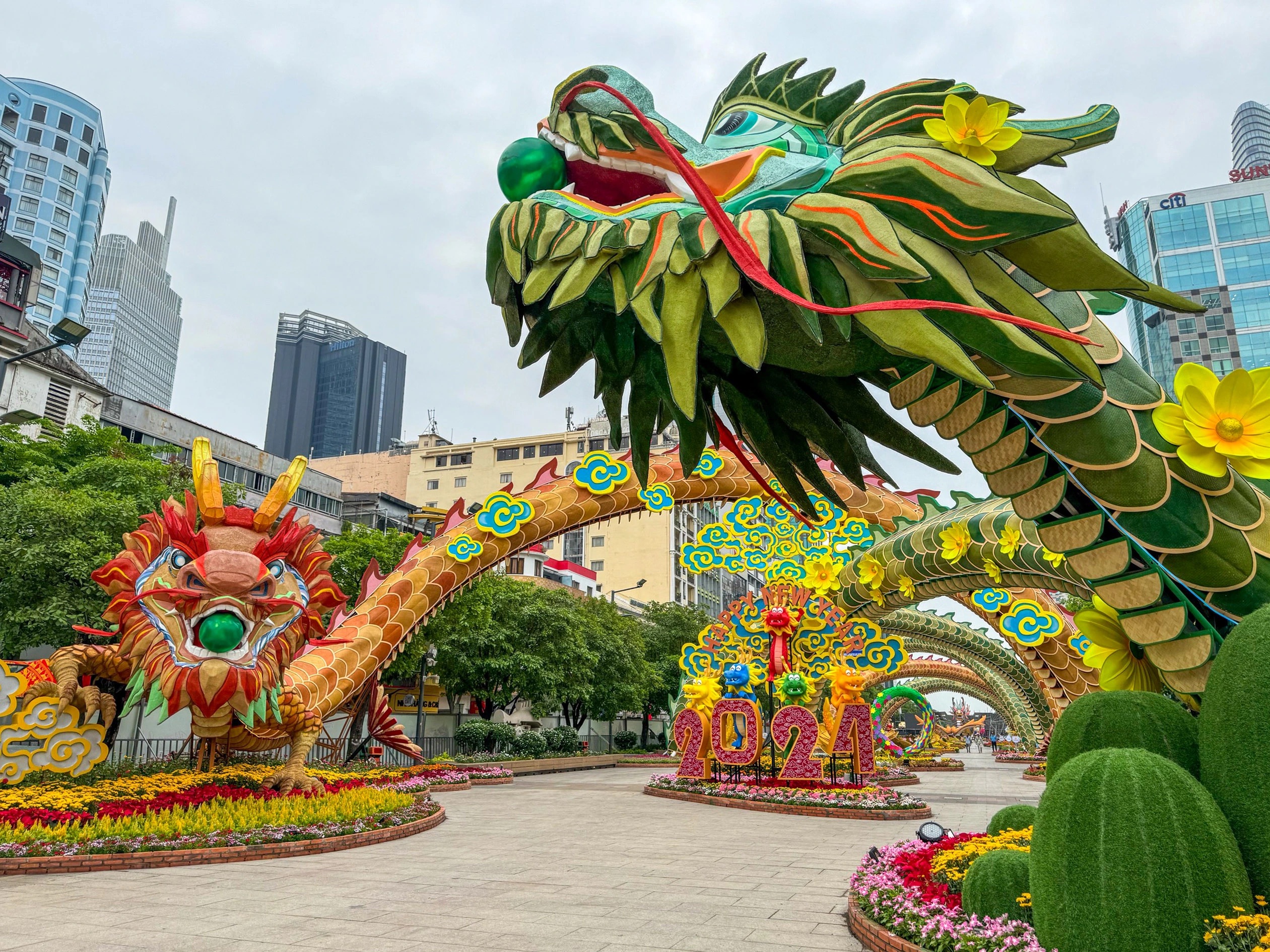 Hòa mình vào sắc xuân tại đường hoa Nguyễn Huệ 