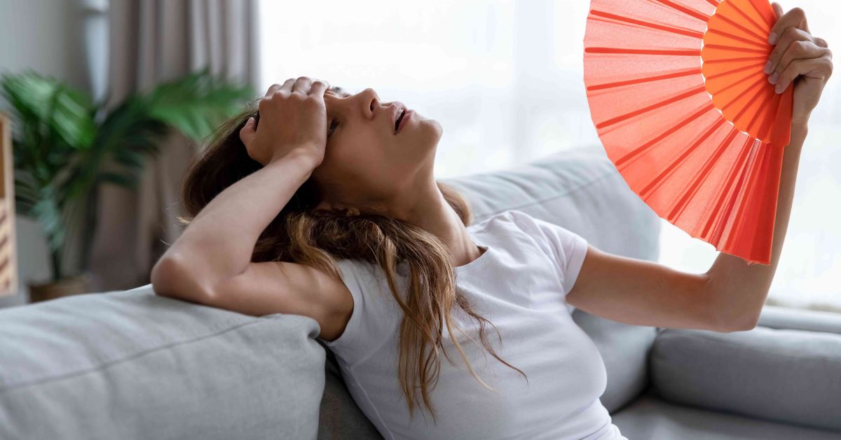 N&oacute;ng trong người l&agrave; t&igrave;nh trạng cơ thể lu&ocirc;n cảm thấy n&oacute;ng bức, b&iacute; b&aacute;ch
