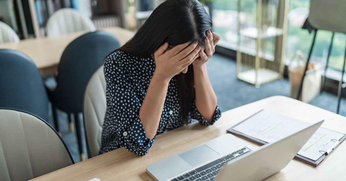 Căng thẳng k&eacute;o d&agrave;i l&agrave; nguy&ecirc;n nh&acirc;n phổ biến g&acirc;y n&oacute;ng trong người