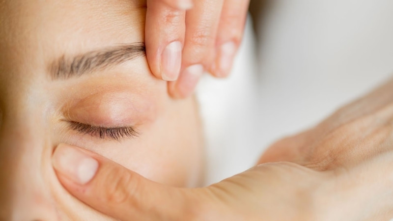 Massage nhẹ nh&agrave;ng v&ugrave;ng mắt gi&uacute;p hỗ trợ lưu th&ocirc;ng m&aacute;u tốt hơn