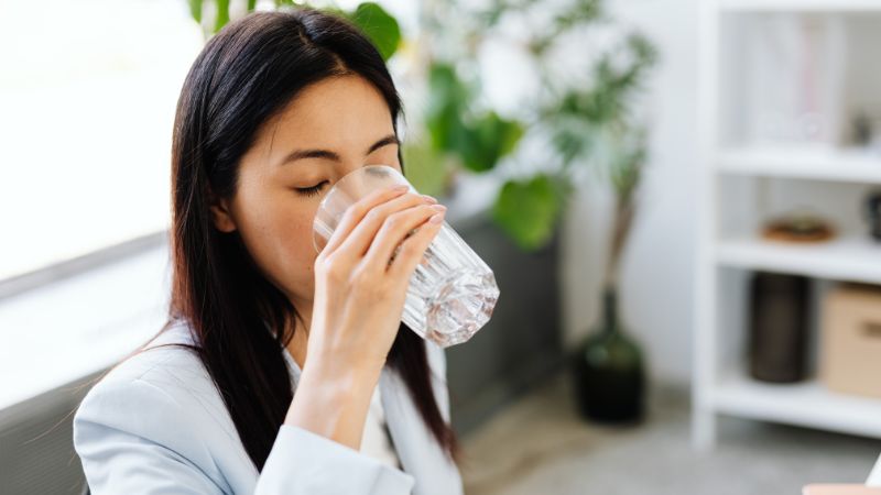 Bạn n&ecirc;n uống đủ nước mỗi ng&agrave;y để cải thiện t&igrave;nh trạng nước tiểu m&agrave;u v&agrave;ng đậm