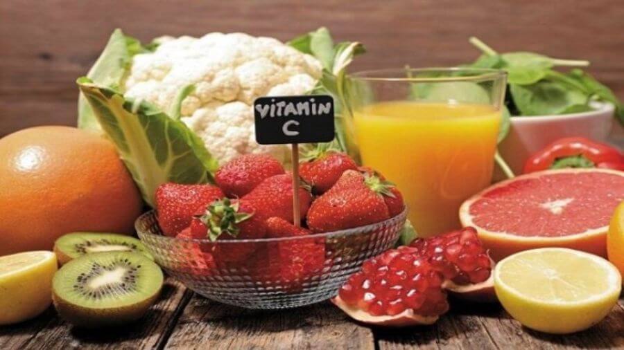 Vitamin C là một dưỡng chất thiết yếu giúp thúc đẩy sản xuất collagen, một protein quan trọng trong quá trình tái tạo và làm lành vết thương