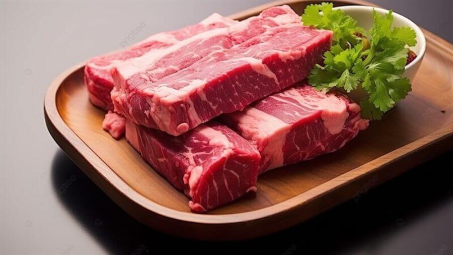 Thịt bò chứa nhiều sắt và các chất dinh dưỡng có thể kích thích sự tăng sắc tố da, làm cho vết thương trở nên sậm màu hơn
