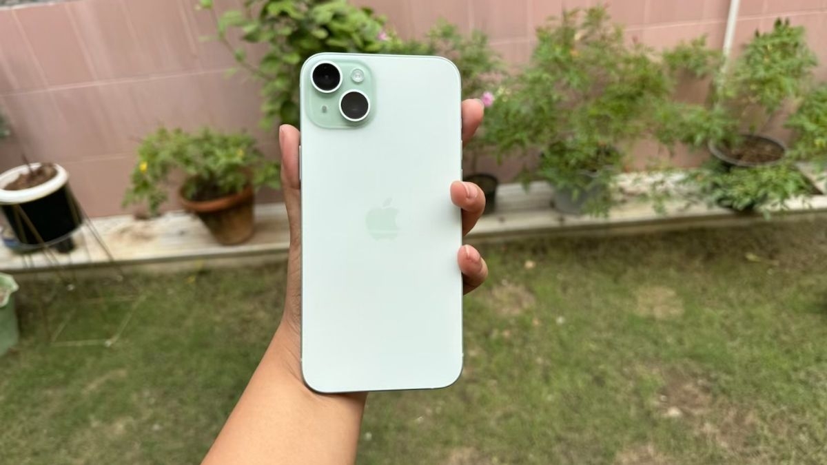 iPhone 15 Plus c&oacute; m&agrave;n lớn, pin tr&acirc;u