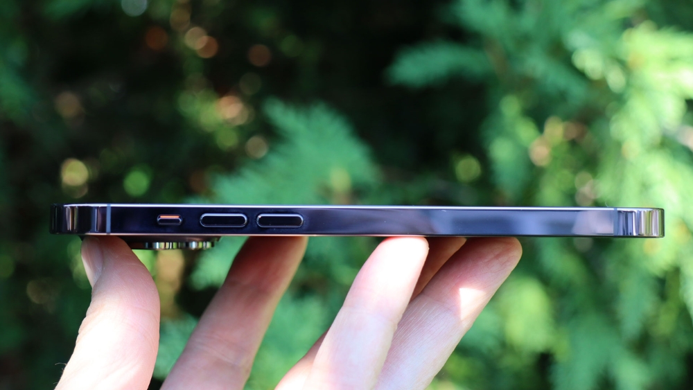 Vỏ th&eacute;p của iPhone 14 Pro Max nổi bật về độ s&aacute;ng b&oacute;ng