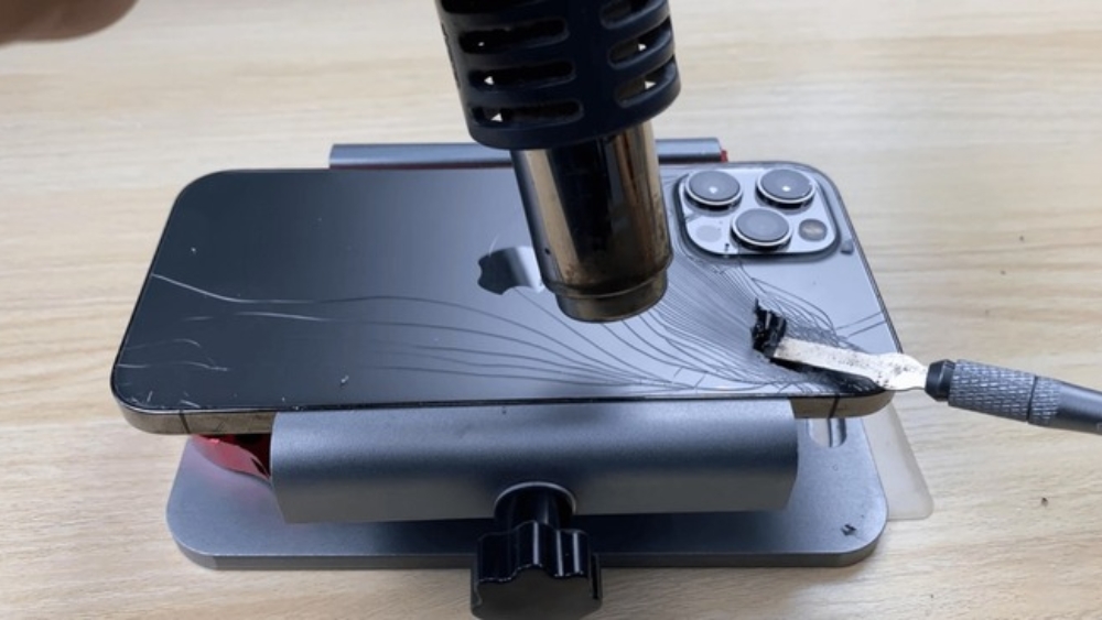 Linh kiện kh&ocirc;ng r&otilde; nguồn gốc c&oacute; thể l&agrave;m giảm khả năng sạc kh&ocirc;ng d&acirc;y của iPhone