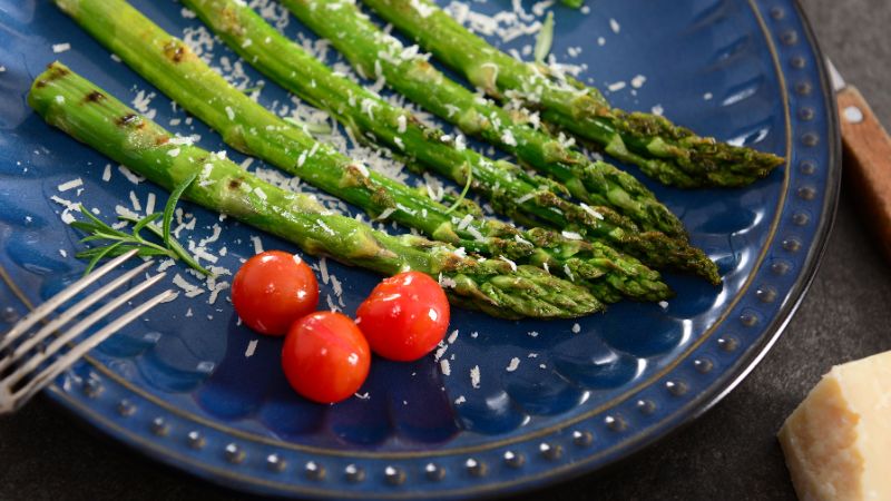 Măng tây có thể ăn sống hoặc nấu chín theo nhiều cách khác nhau