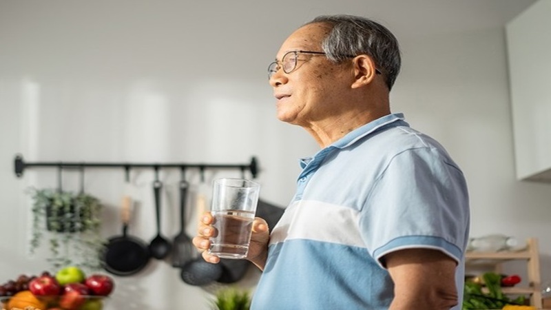 Uống nước nhiều có thể giúp ngăn ngừa sỏi thận Uống nước nhiều có thể giúp ngăn ngừa sỏi thận