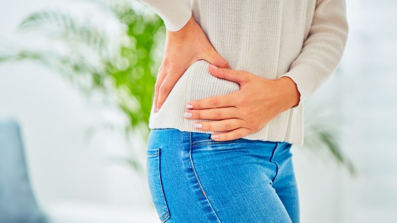 Đau h&ocirc;ng b&ecirc;n phải l&agrave; t&igrave;nh trạng đau hoặc kh&oacute; chịu xuất hiện ở khu vực từ xương chậu đến v&ugrave;ng eo b&ecirc;n phải
