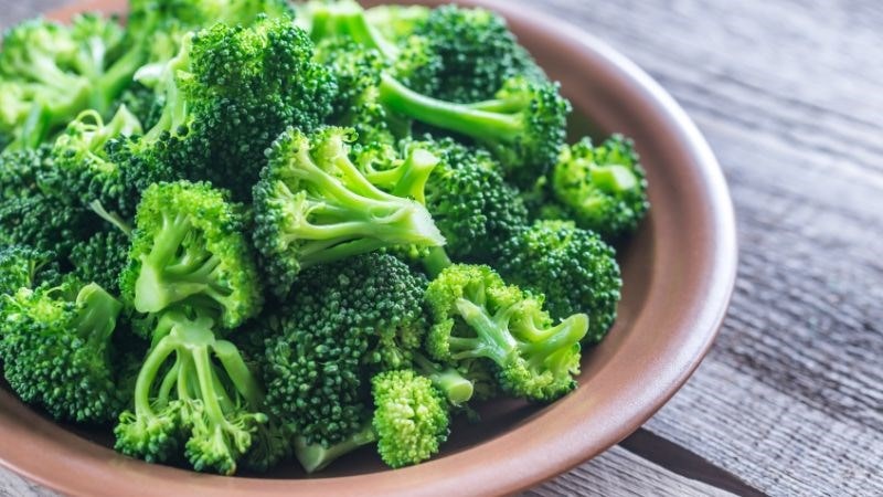 Rau s&uacute;p lơ gi&uacute;p điều h&ograve;a kỳ kinh v&agrave; l&agrave;m giảm triệu chứng kh&oacute; chịu trong ng&agrave;y h&agrave;nh kinh