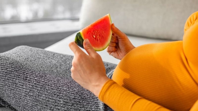 Dưa hấu giàu carbohydrate và vitamin cung cấp nhiều năng lượng hơn cho mẹ bầu