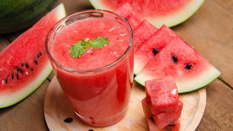 Nước ép dưa hấu giúp bổ sung dinh dưỡng và tăng cường sức khỏe sinh lý cho quý ông