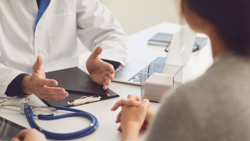 Cần thăm khám bác sĩ da liễu nếu tình trạng mụn và thâm mụn nhiều và kéo dài