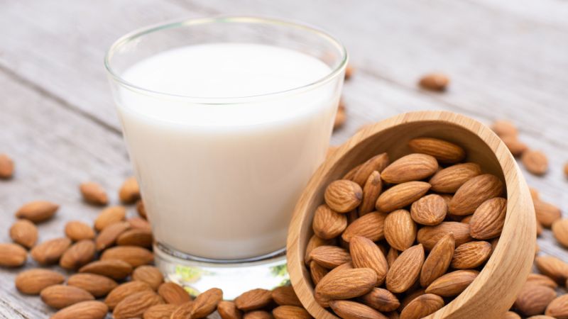 Uống một ly sữa hạnh nhân trước khi ngủ sẽ giúp bạn có giấc ngủ ngon và sâu hơn