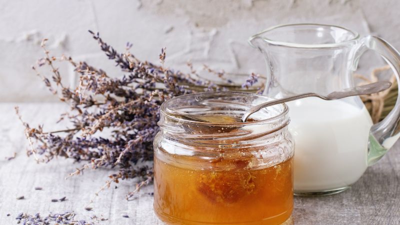 Sữa mật ong sẽ làm cho bạn buồn ngủ tự nhiên, mang lại giấc ngủ ngon và sâu