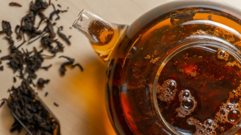 Trà đen chứa lượng cafein cao, khiến cơ thể luôn tỉnh táo và khó ngủ sâu giấc