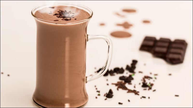 Uống một cốc chocolate nóng trước khi ngủ sẽ giúp bạn chìm vào giấc ngủ dễ dàng