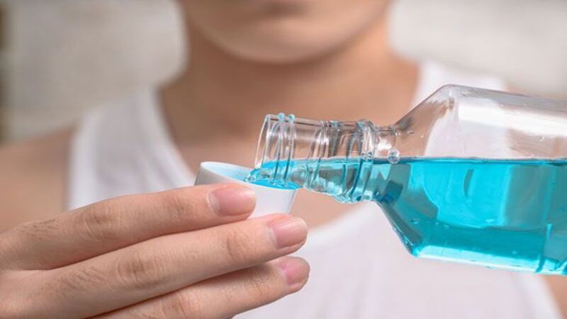 Cần làm sạch răng trước khi sử dụng nước súc miệng