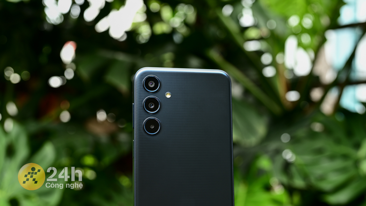 Galaxy M35 còn được trang bị hệ thống camera xịn sò trong phân khúc. Galaxy M35 còn được trang bị hệ thống camera xịn sò trong phân khúc.