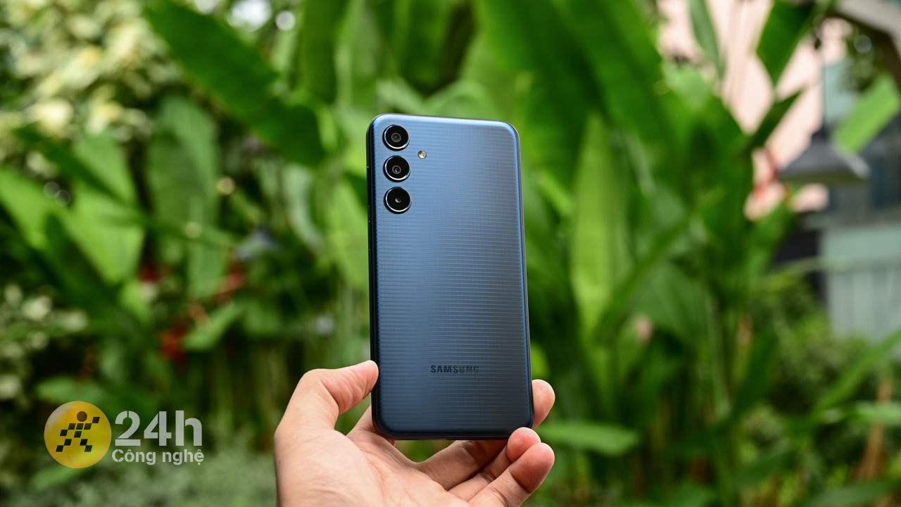 Galaxy M35 mang đến trải nghiệm cầm nắm thoải mái và đằm chắc. Galaxy M35 mang đến trải nghiệm cầm nắm thoải mái và đằm chắc.