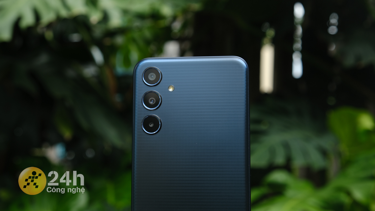 Cụm camera Galaxy M35 còn được thiết kế theo dạng nổi đặc trưng. Cụm camera Galaxy M35 còn được thiết kế theo dạng nổi đặc trưng.