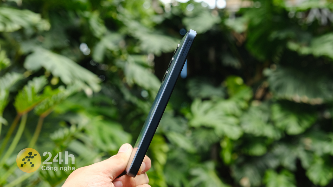 Cạnh trái của máy chứa khe cắm SIM. Cạnh trái của máy chứa khe cắm SIM.