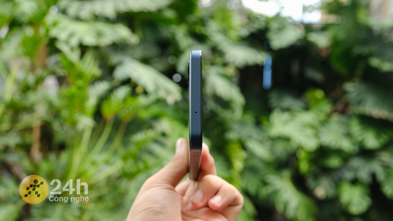 Cạnh trên Galaxy M35 chứa mic phụ. Cạnh trên Galaxy M35 chứa mic phụ.