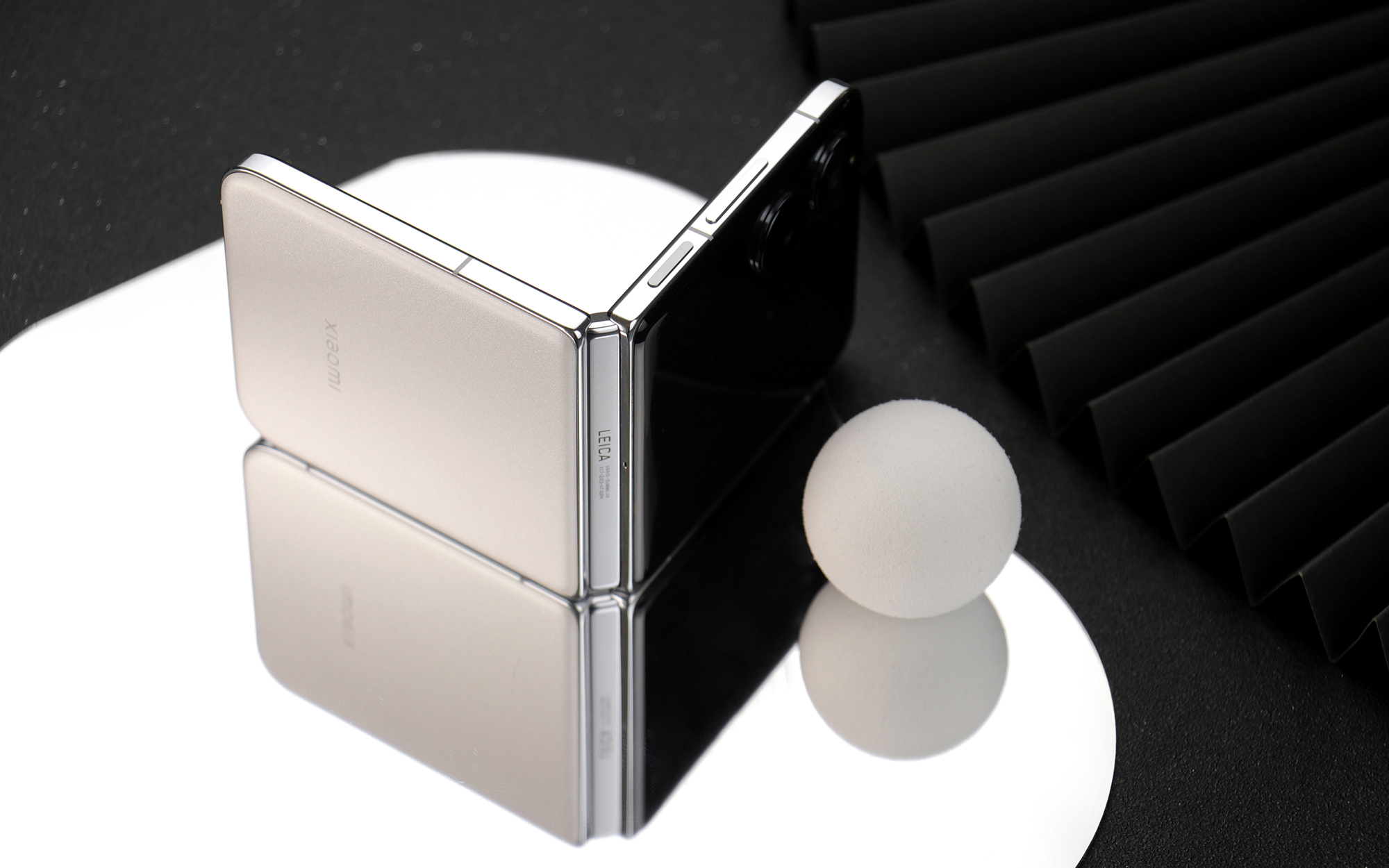 Xiaomi MIX Flip là chiếc điện thoại gập rất đáng dùng hiện nay. Nguồn: Weibo. Xiaomi MIX Flip là chiếc điện thoại gập rất đáng dùng hiện nay. Nguồn: Weibo.