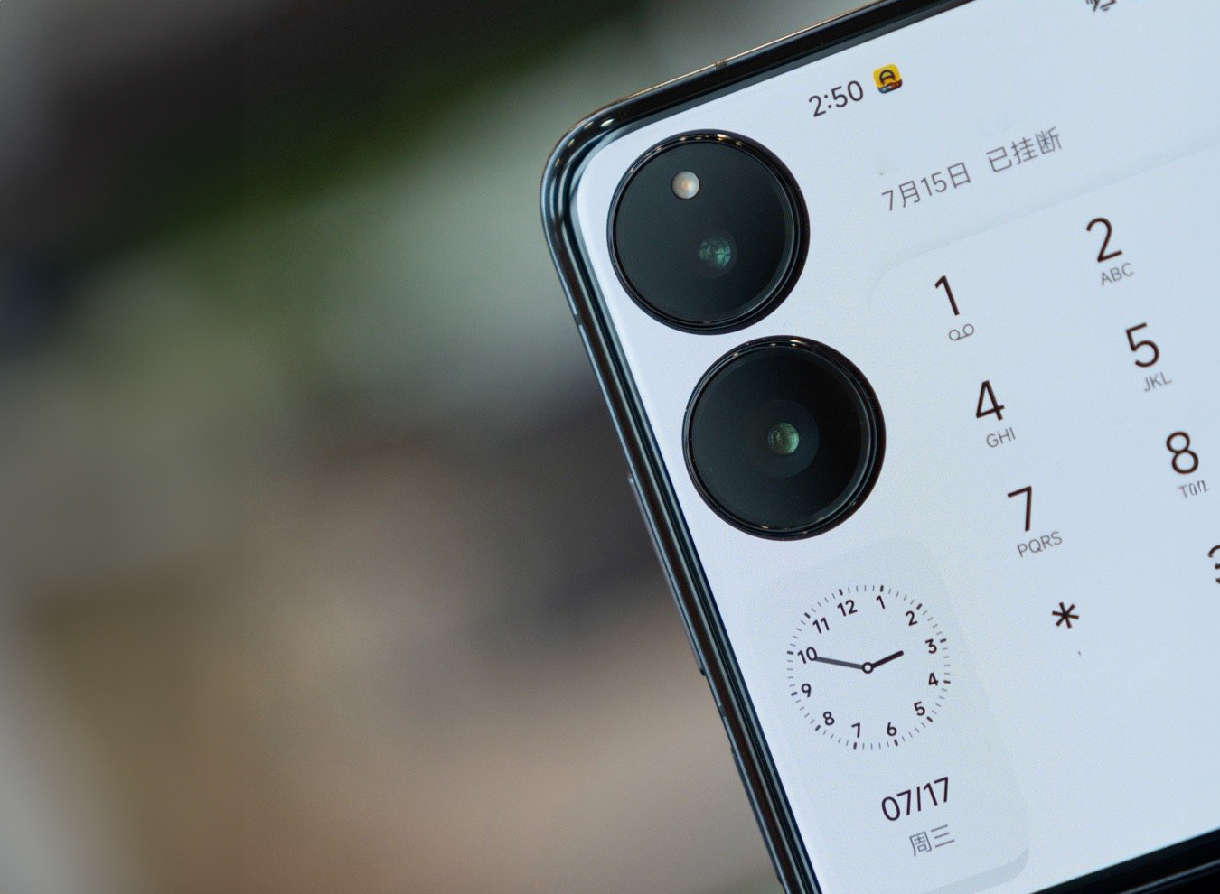 Màn hình phụ của Xiaomi MIX Flip còn được tối ưu tốt để không bị ảnh hưởng đến camera. Nguồn: Weibo. Màn hình phụ của Xiaomi MIX Flip còn được tối ưu tốt để không bị ảnh hưởng đến camera. Nguồn: Weibo.