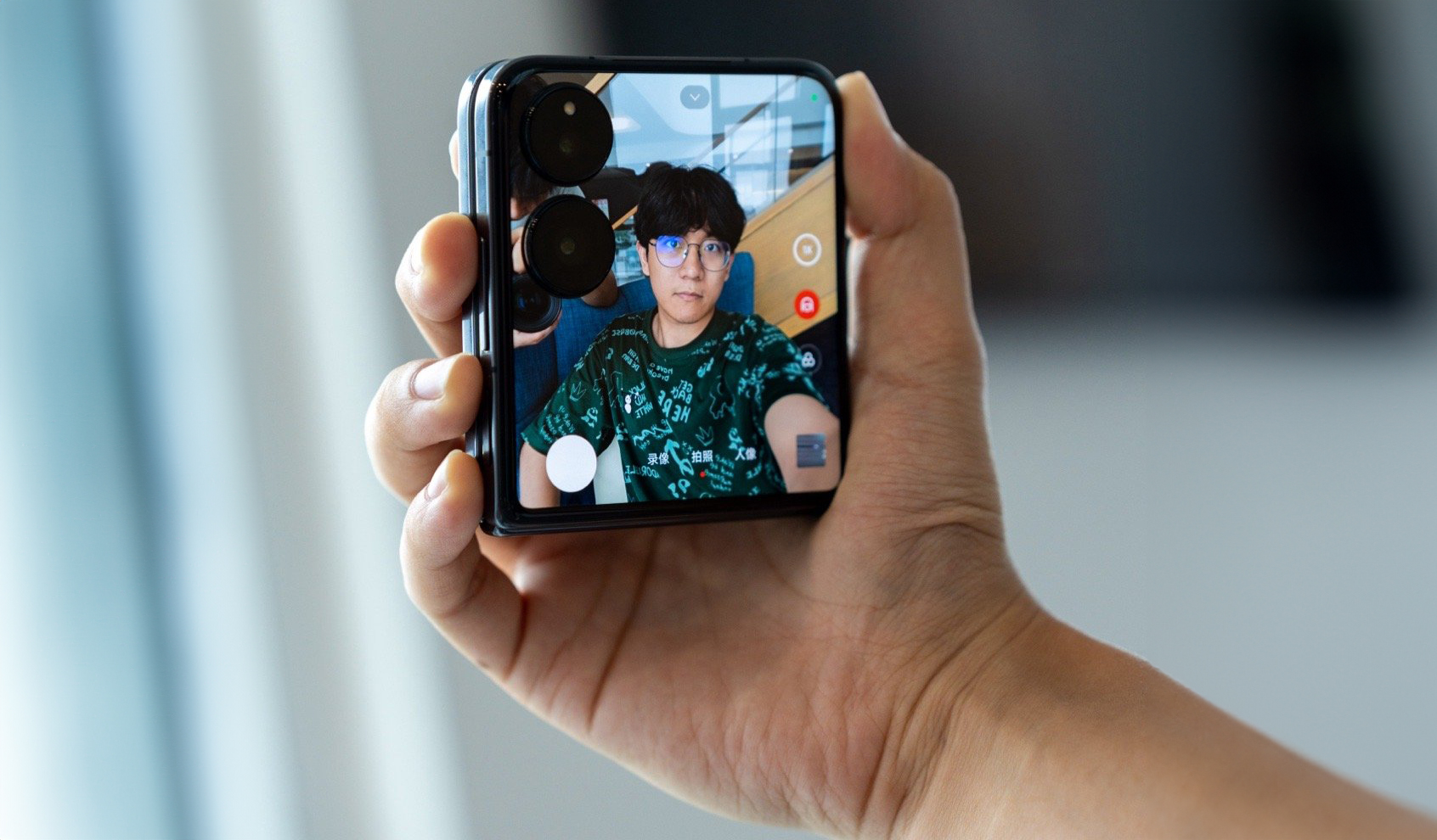 Trải nghiệm cầm nắm Xiaomi MIX Flip trên tay rất thoải mái. Trải nghiệm cầm nắm Xiaomi MIX Flip trên tay rất thoải mái.