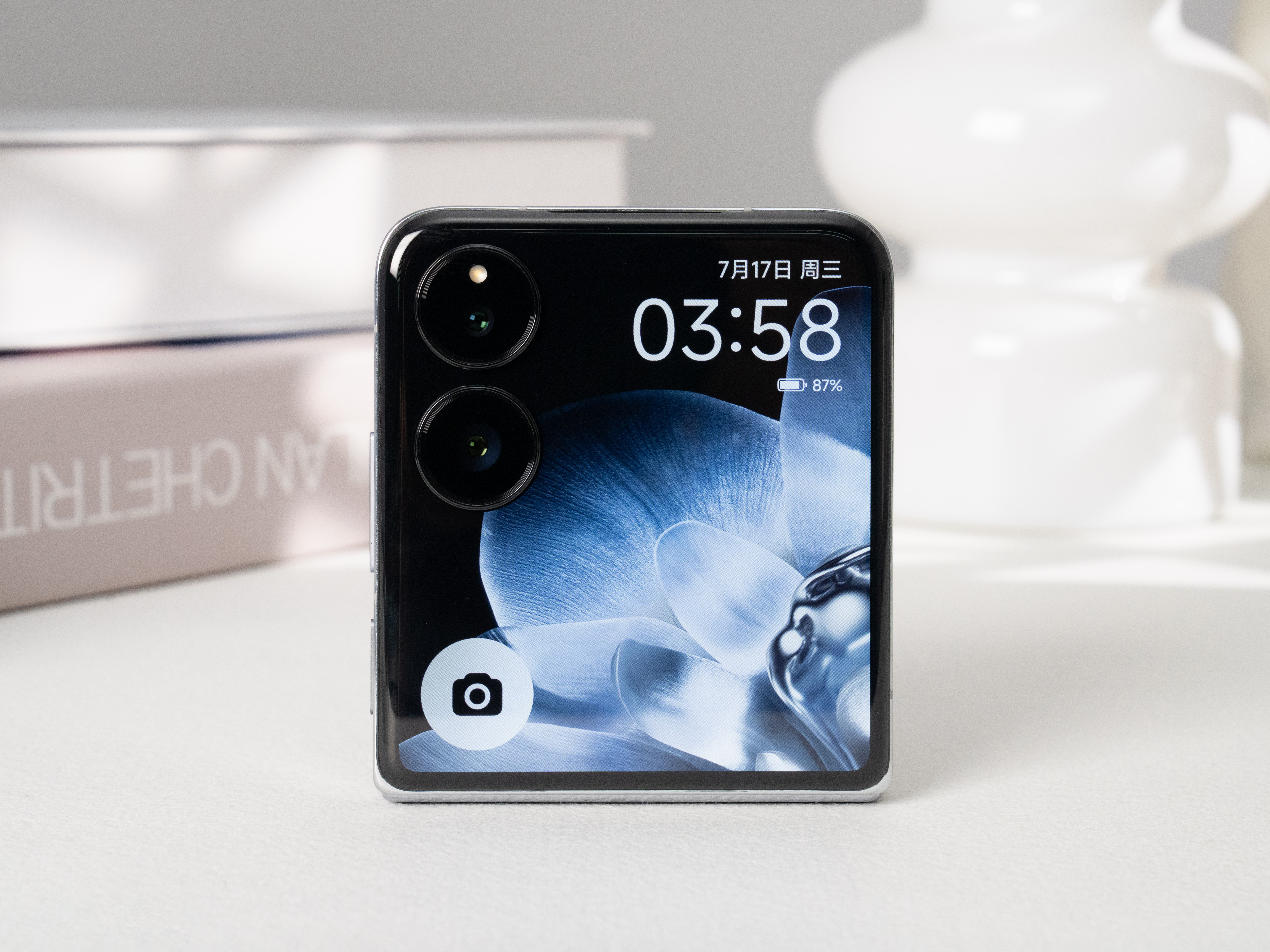 Xiaomi MIX Flip còn được trang bị màn hình phụ lớn và gần như tràn viền. Xiaomi MIX Flip còn được trang bị màn hình phụ lớn và gần như tràn viền.