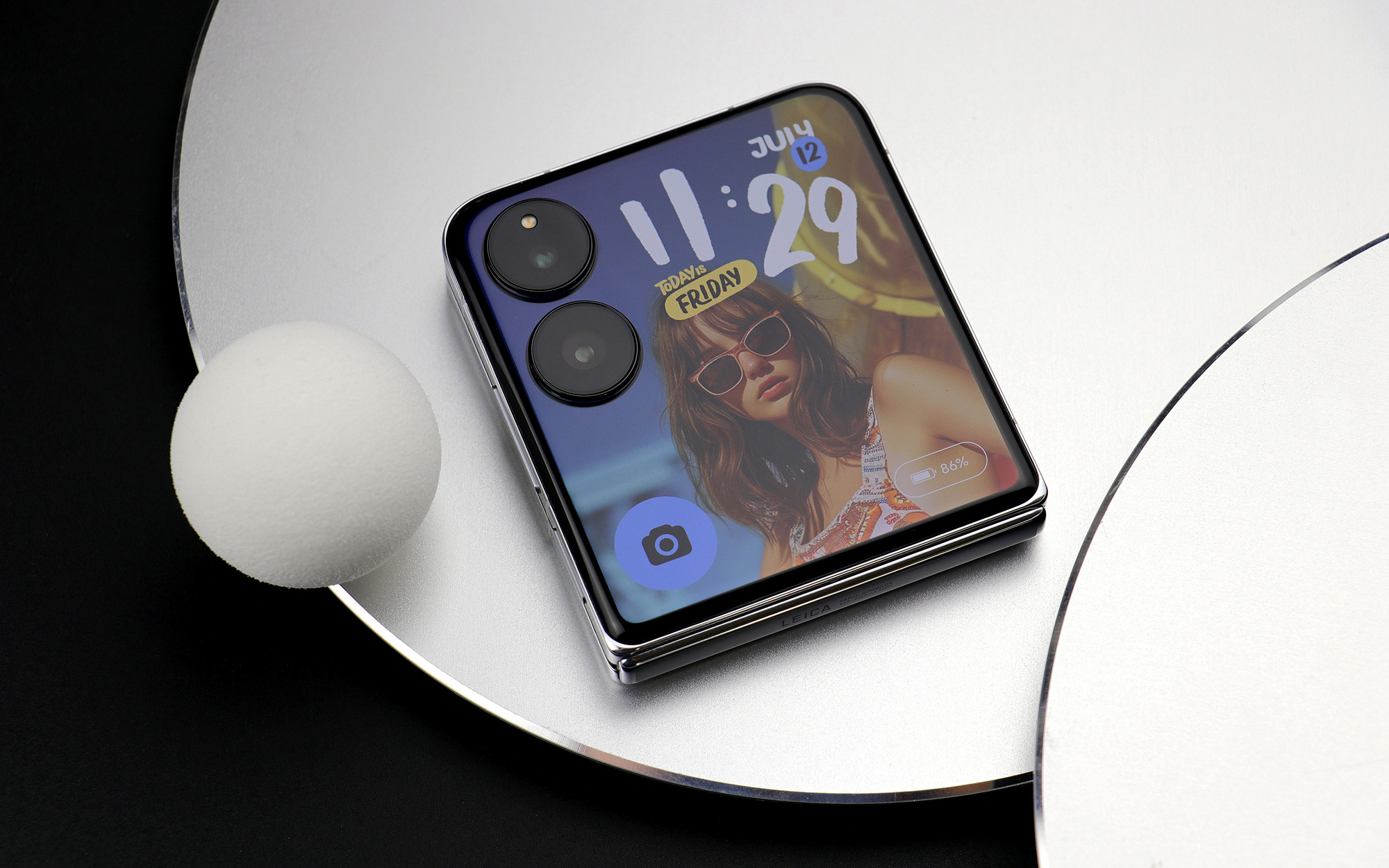 Xiaomi MIX Flip sở hữu phong cách gập vỏ sò quen thuộc. Xiaomi MIX Flip sở hữu phong cách gập vỏ sò quen thuộc.
