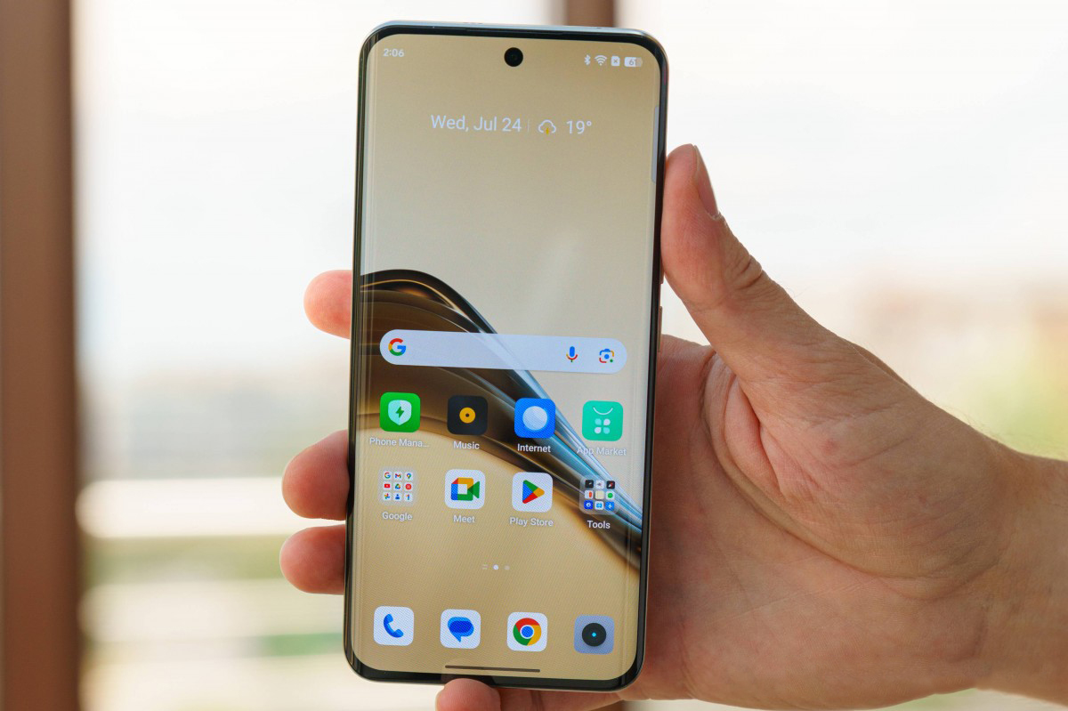 Trải nghiệm trên tay realme 13 Pro+ rất thoải mái. Nguồn: GSMArena.