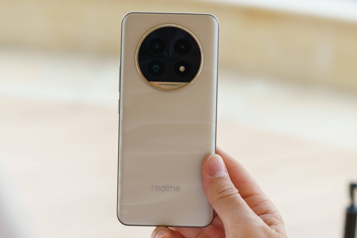 realme 13 Pro+ vẫn sở hữu phong cách thiết kế quen thuộc. Nguồn: GSMArena.