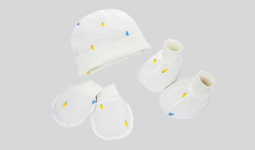 Set nón, bít tất tay bao chân in hình cây thông IQ Baby white color hùn bé bỏng ngon giấc hơn