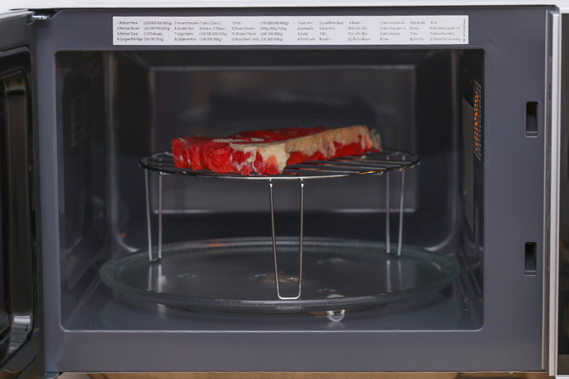 Khi chọn chế độ nướng nên sử dụng khay nướng để đặt thức ăn