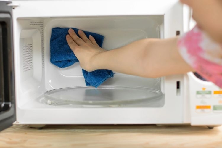 Cần vệ sinh lò vi sóng thường xuyên để lò tránh bám mùi khó chịu