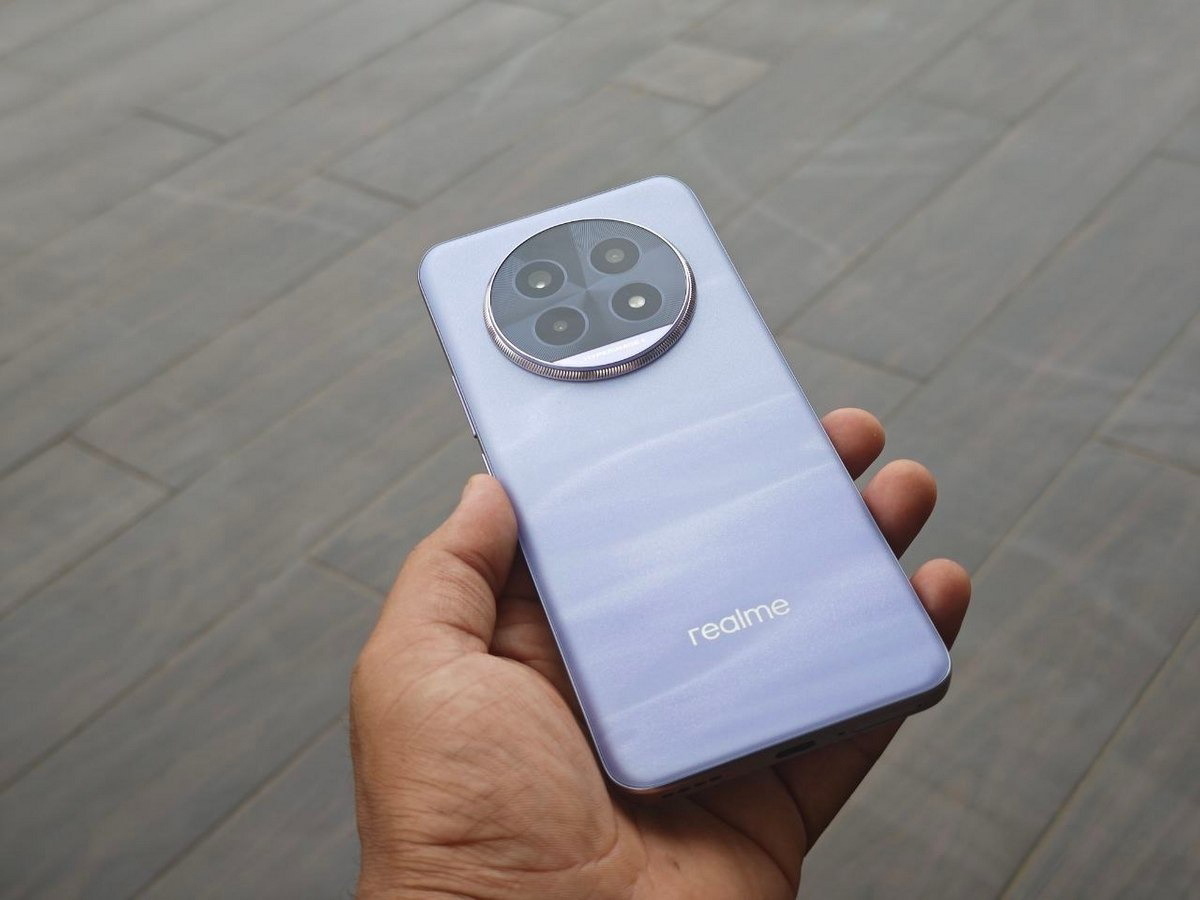 Trải nghiệm trên tay realme 13 Pro rất thoải mái. Nguồn: Mobigyann.