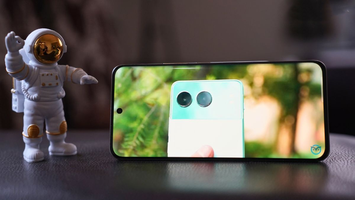 realme 13 Pro còn được trang bị màn hình cong lớn cùng chất lượng hiển thị tốt. Nguồn: MySmartPrice.