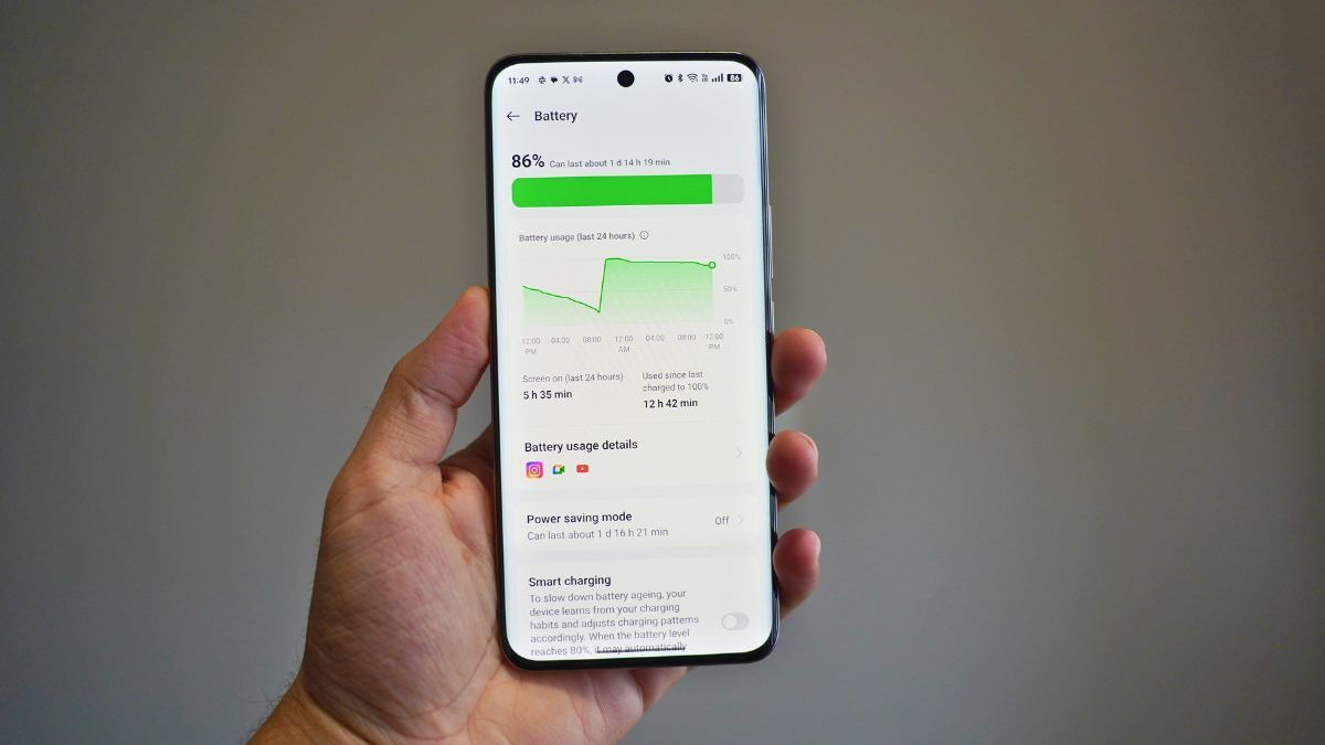 Máy còn được trang bị viên pin lớn. Nguồn: MySmartPrice.