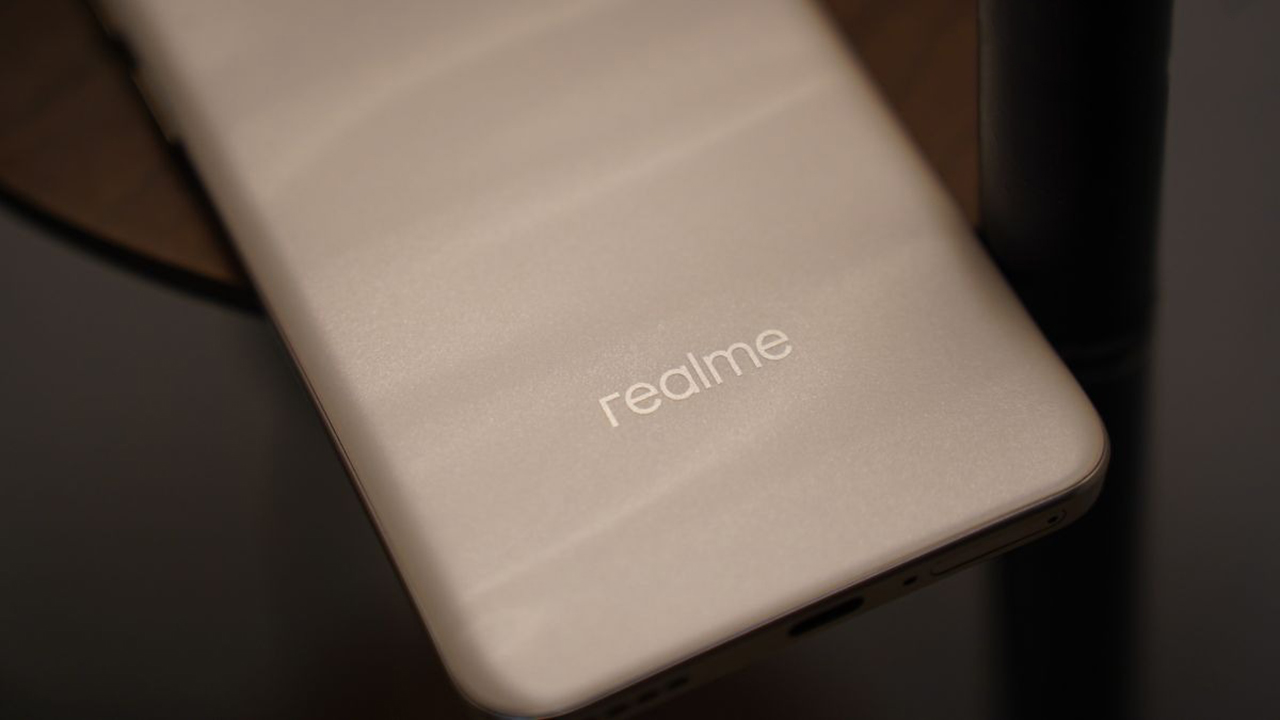 Thiết bị còn sở hữu mặt lưng rất đẹp. Nguồn: MySmartPrice.